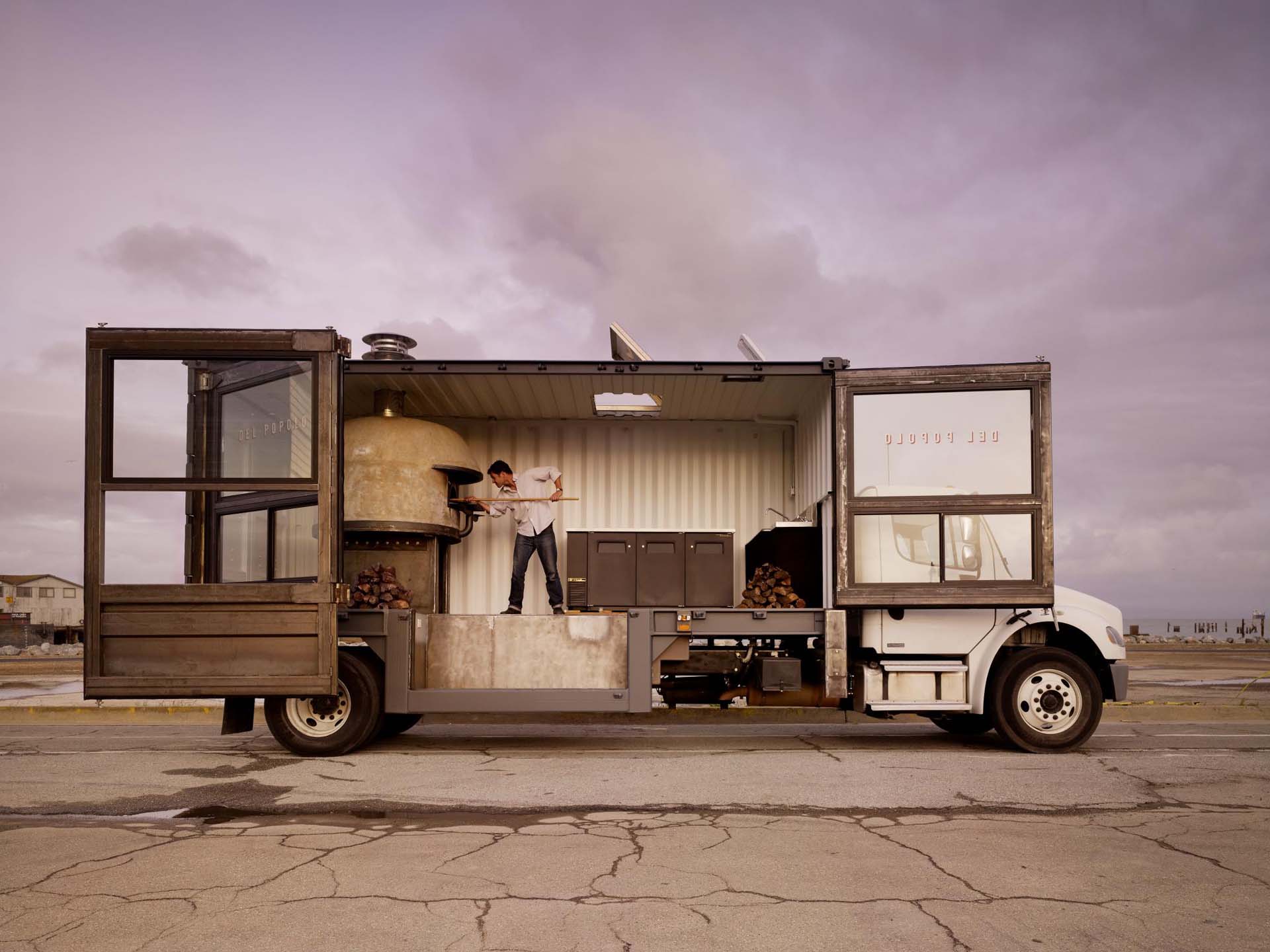 Also taking the classy and minimalist avenue is the Del Popolo pizza truck, which is clean and modern, while serving up fresh-baked pizza from a brick oven that dominates its kitchen like a centrepiece in an art gallery. Del Popolo’s pizza truck is also unique in that its kitchen revolved around John Darsky's imported brick oven, which he wanted to take on the road, so he fitted it into a shipping container rather than a delivery truck, and it makes its rounds in San Francisco on the back of a Freightliner heavy commercial truck.